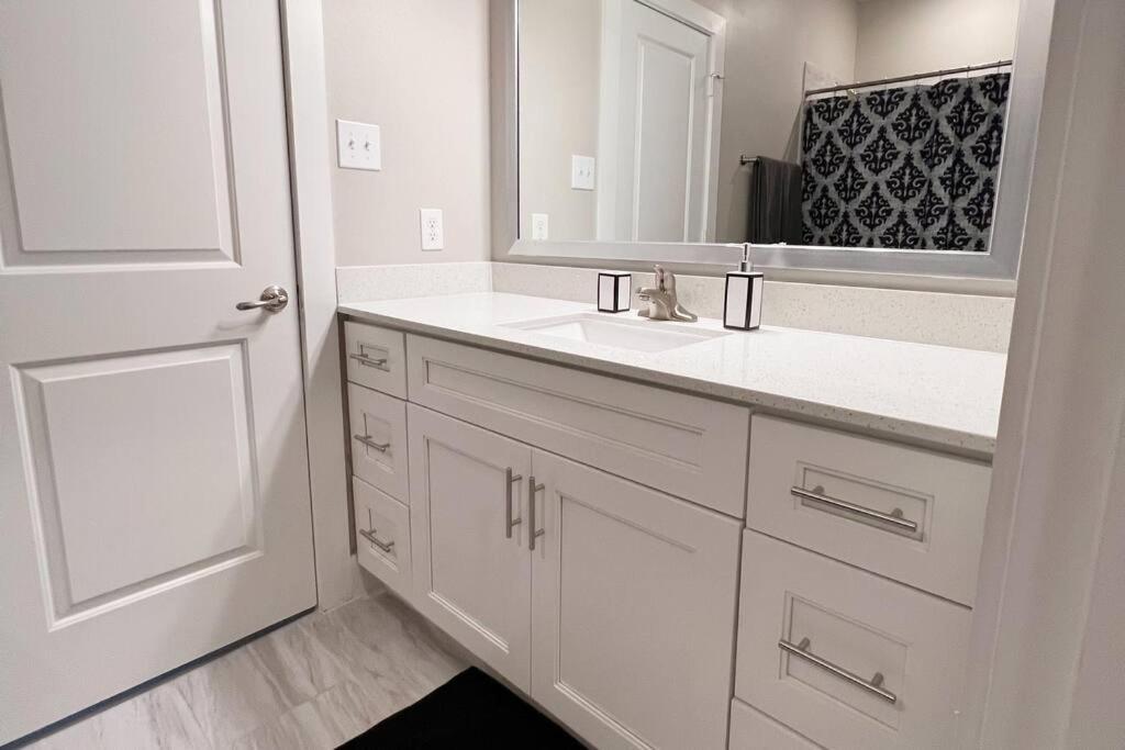 Welcome To Our Spacious 2-Bedroom 2-Bathroom Located In The City Of Houston, Texas! Buitenkant foto