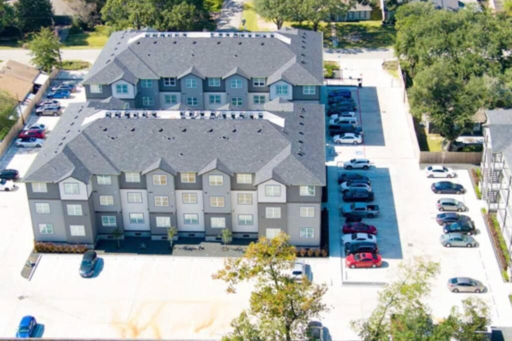 Welcome To Our Spacious 2-Bedroom 2-Bathroom Located In The City Of Houston, Texas! Buitenkant foto